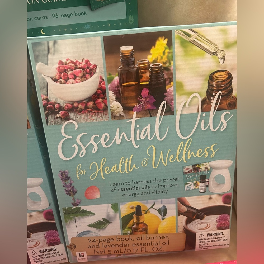 BOOK • Essential Oils For health and wellness Book Bundle + lavender oil